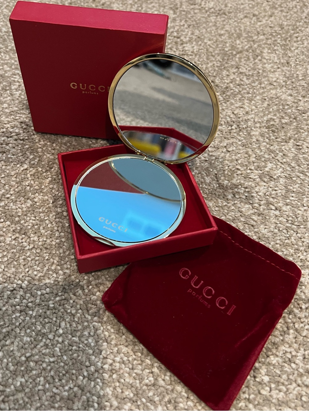 Gucci Gold Compact with Red Box - Picture 2 of 5
